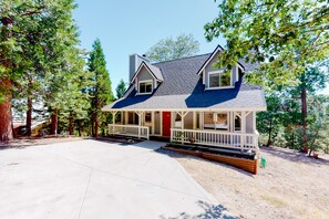 Exterior - Tree-top getaway with forested views, elevated deck & fireplace (Lake Arrowhead)
