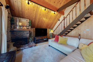 テレビ、暖炉、DVD プレーヤー