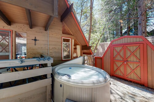Cabin w/ private hot tub, 2 fireplaces,  game room & Private lake trail access