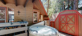Cabin w/ private hot tub, 2 fireplaces,  game room & Private lake trail access