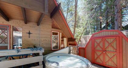 Cabin w/ private hot tub, 2 fireplaces, game room & Private lake trail access