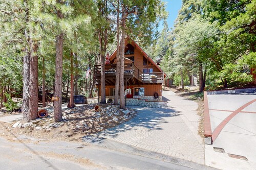 Cabin w/ private hot tub, 2 fireplaces,  game room & Private lake trail access