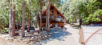 Cabin w/ private hot tub, 2 fireplaces,  game room & Private lake trail access