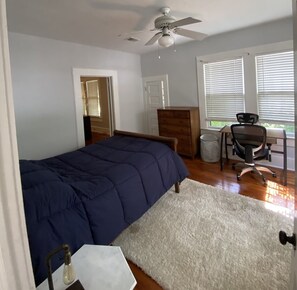 3 bedrooms - Downtown 3 bedroom house, backyard with grill and patio with swing (Columbia)