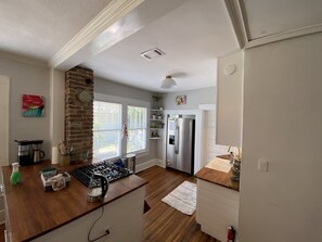 Private kitchen - Downtown 3 bedroom house, backyard with grill and patio with swing (Columbia)