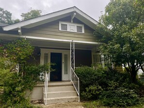 Exterior - Downtown 3 bedroom house, backyard with grill and patio with swing (Columbia)