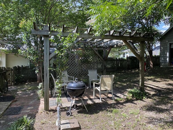 Terrace/patio - Downtown 3 bedroom house, backyard with grill and patio with swing (Columbia)