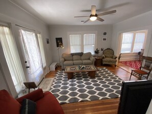 Living area - Downtown 3 bedroom house, backyard with grill and patio with swing (Columbia)