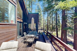 Outdoor dining - Classic cabin comfort in the pines – well-equipped and family approved! (Truckee)