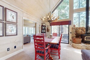 Dining - Classic cabin comfort in the pines – well-equipped and family approved! (Truckee)