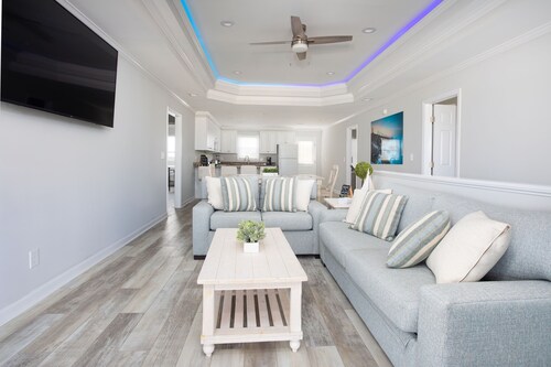 Pool Paradise: 8 bedroom 6 bath private pool sleeps 20 across from the beach!