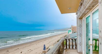Beachfront dream home with balcony, patio & direct beach access