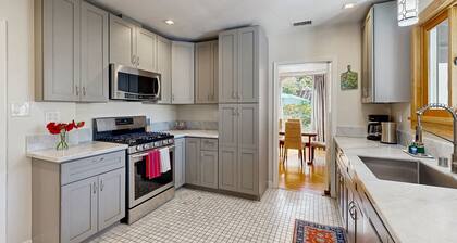 The Avenue: Charming hideaway with private deck & peeks of ocean, near downtown