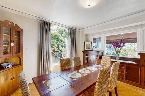 The Avenue: Charming hideaway with private deck & peeks of ocean, near downtown