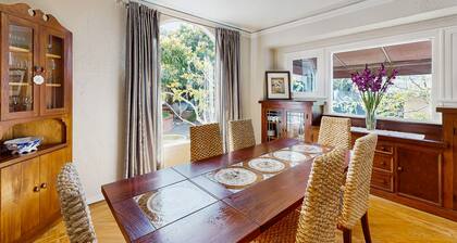 The Avenue: Charming hideaway with private deck & peeks of ocean, near downtown