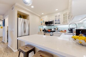 Kjøleskap, mikrobølgeovn, ovn og kokeplater