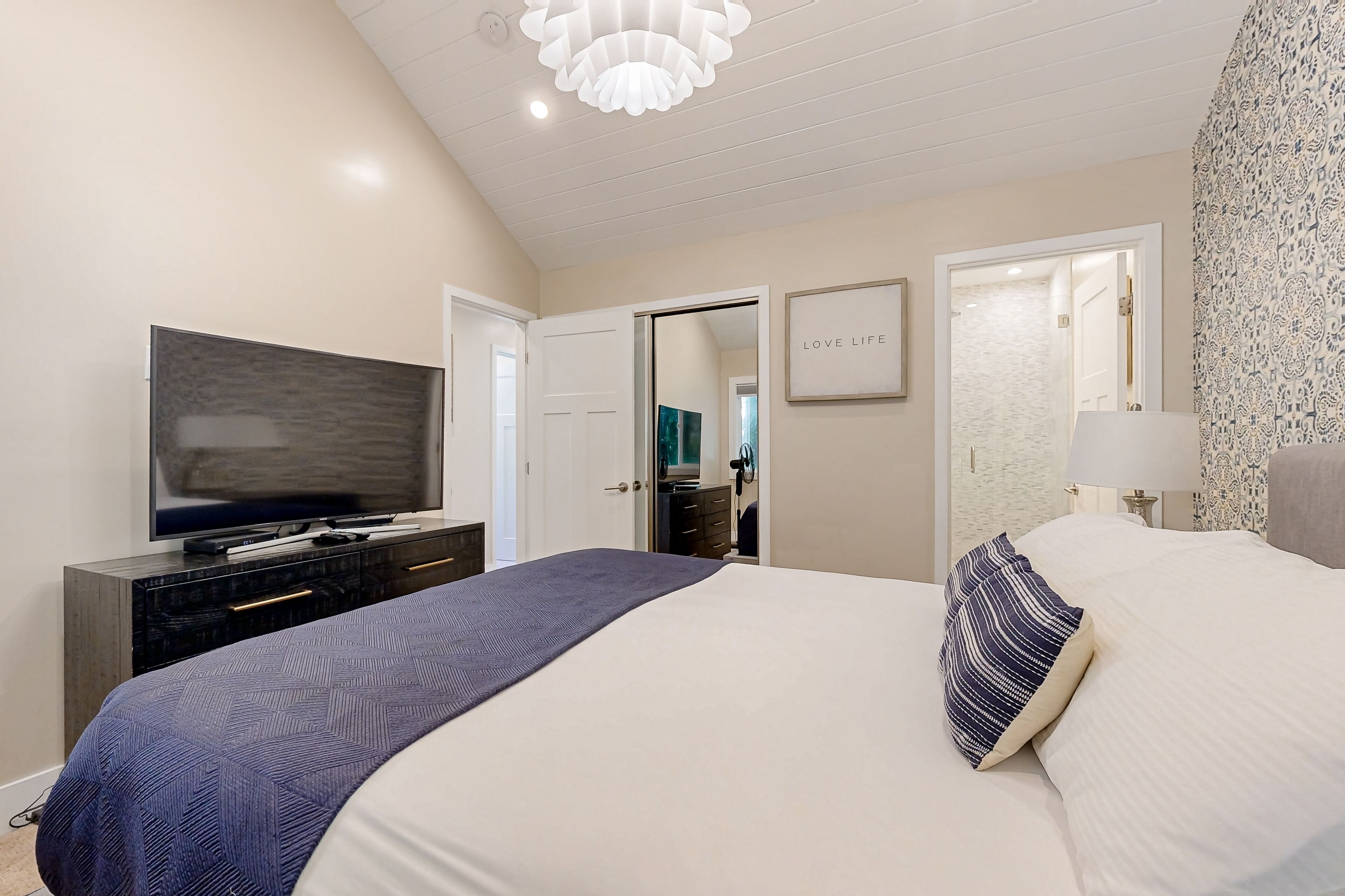 3 bedrooms, iron/ironing board, internet, bed sheets