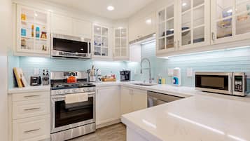 Refrigerador, microondas, horno, placa de cocina