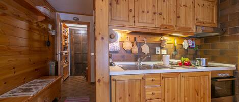 Jääkaappi, uuni, liesi, astianpesukone