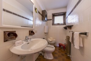 Baignoire, bidet, serviettes fournies