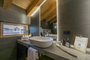 Bruser, hårtørrer, bidet, håndklæder