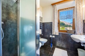 Doccia, bidet, asciugamani