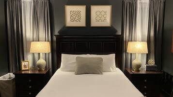 4 habitaciones, escritorio y tabla de planchar con plancha