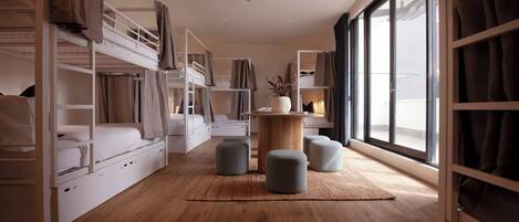 ルーム (Private 10 Bed Dorm) | WiFi (無料)、ベッドシーツ