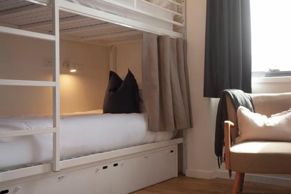WiFi (free), bed sheets