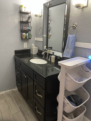 Combined shower/tub, towels