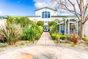 Property grounds - Deluxe Napa Getaway - Walk to Pool & Shops (Napa)