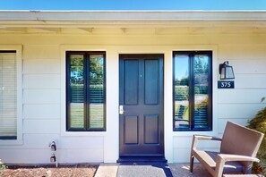 Exterior detail - Deluxe Napa Getaway - Walk to Pool & Shops (Napa)