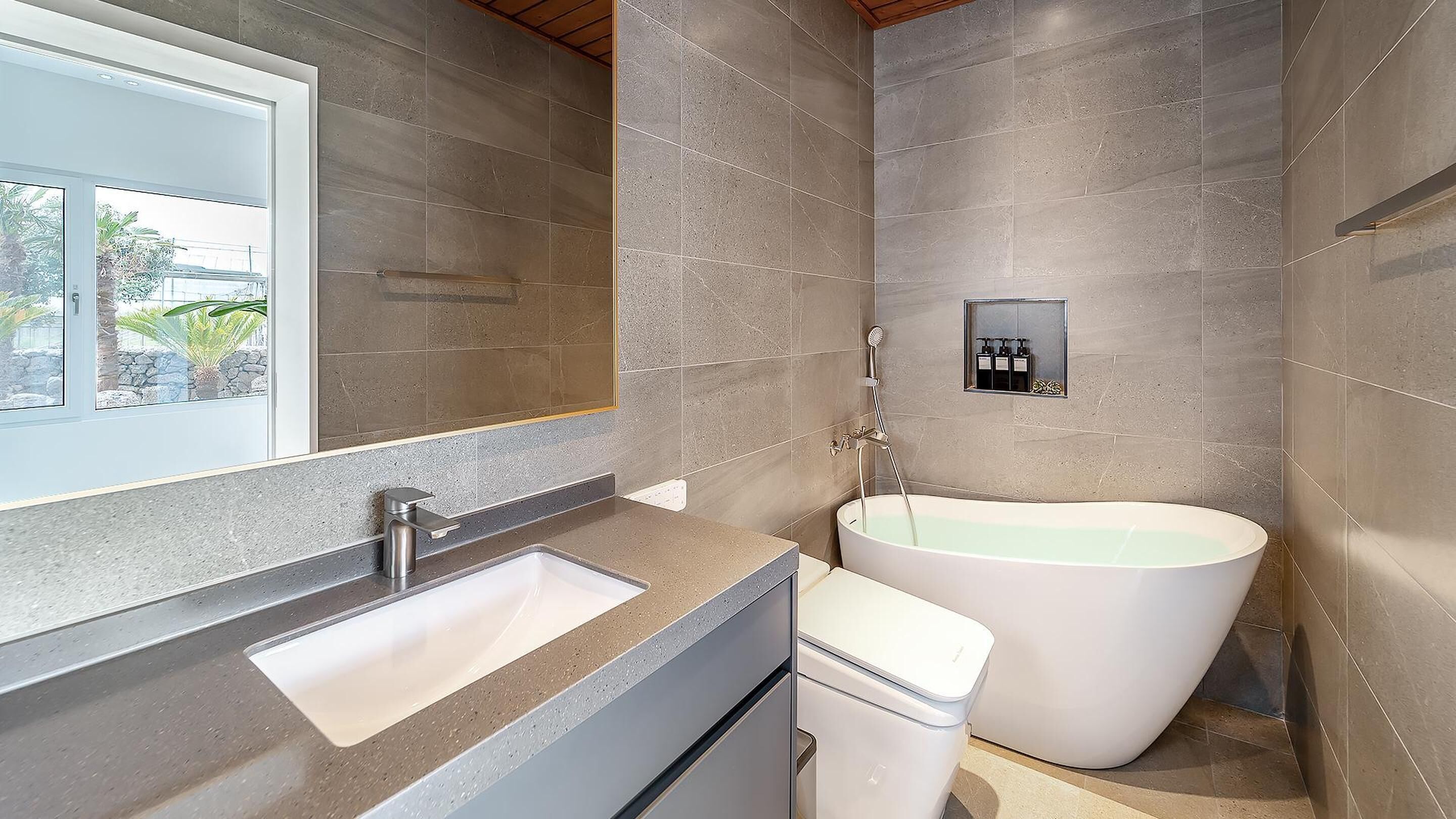 Une salle de bain moderne avec une grande baignoire, un lavabo et une douche.