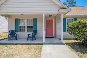 Exterior - Dog Friendly Cottage w/ Large Fenced in Backyard - Close to Beach (Oak Island)