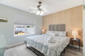 3 bedrooms, desk, iron/ironing board, free WiFi - Dog Friendly Cottage w/ Large Fenced in Backyard - Close to Beach (Oak Island)