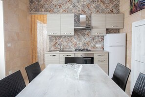 Frigorifero, forno, pentole/stoviglie/utensili, tavolo da pranzo