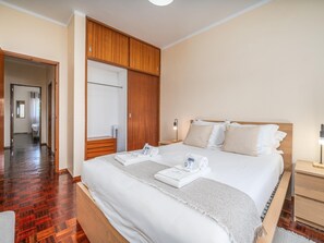 2 soverom, strykejern/-brett, internettilgang og sengetøy