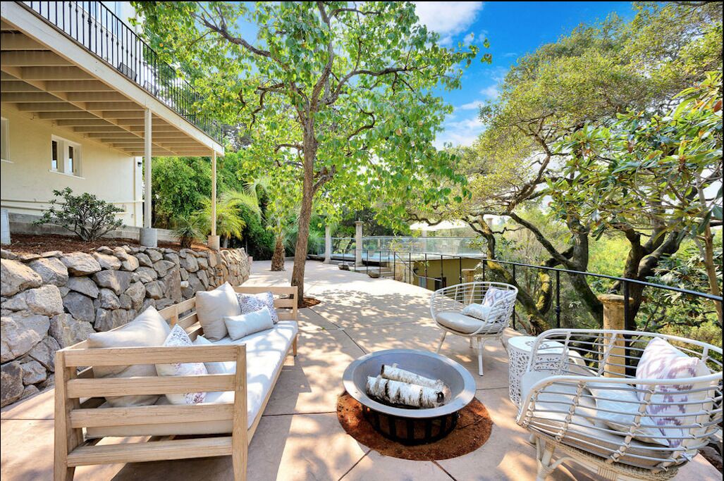 Expansive Majestic Oaks & Hills Getaway with high speed internet and office setu