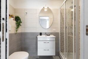 Shower, hair dryer, bidet, towels - Charming Abode in Trastevere (Roma)