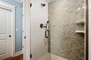 Een douche, een haardroger, handdoeken, shampoo