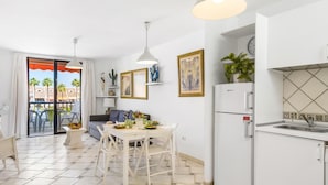 A modern apartment with a dining area, kitchen, and balcony. - 231 Parque Santiago II, 2 bedrooms, 2 bathrooms, Wi-Fi, beach and pool (Arona)