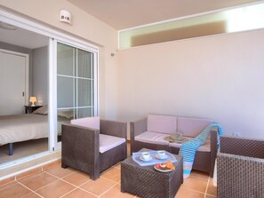 2 bedrooms, iron/ironing board, free internet, bed sheets