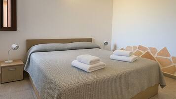 2 Schlafzimmer, Schreibtisch, Bügeleisen/Bügelbrett, Reisekinderbett