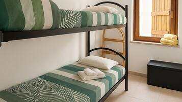 2 Schlafzimmer, Schreibtisch, Bügeleisen/Bügelbrett, Reisekinderbett