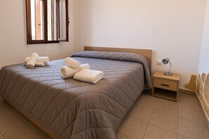 2 camere, una scrivania, ferro/asse da stiro, culla da viaggio