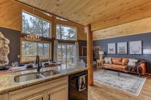 スマートテレビ、暖炉、テーブルサッカー台