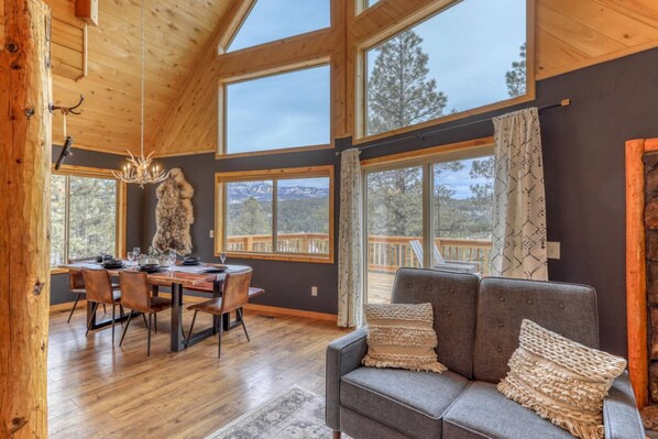 スマートテレビ、暖炉、テーブルサッカー台