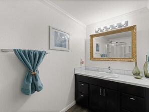 Regadera, secadora de cabello, toallas, jabón 