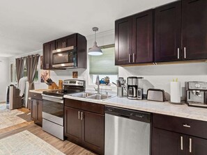 Frigorífico, microondas, horno y placa de cocina