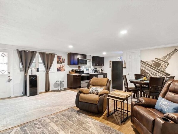 Una Smart TV, libros, una pantalla de ordenador